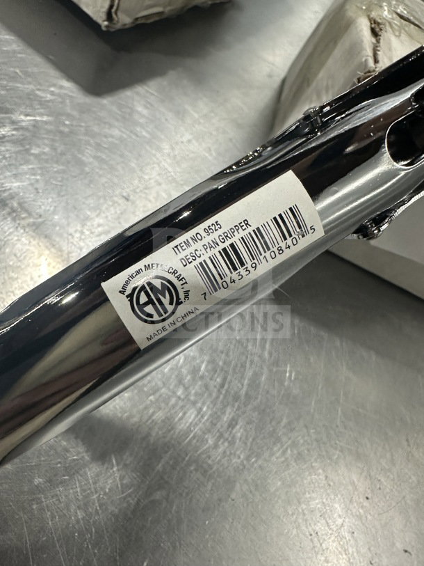 Brand new AmericanMetalCraft stainless steel pan gripper, model 9525, featuring item number and barcode label.