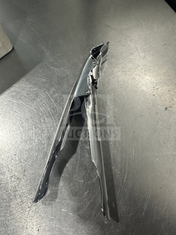 Brand new American MetalCraft pan gripper, Model 9525, SN: 704339108405. Durable metal construction.