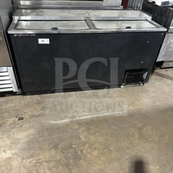 True commercial black horizontal forced air bottle cooler with stainless steel worktop and dual easy-slide lids. Good condition.