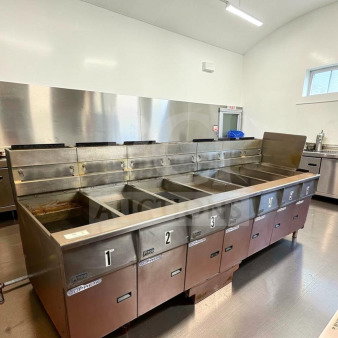Pitco SSH55 commercial gas fryer battery, 5 units, 50 lb vats each, natural gas, built-in filtration, fully tested, excellent condition.