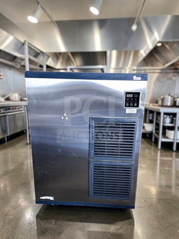 Blue Air BLMI-850A 30" commercial ice machine head, air-cooled, produces 900 lbs/day, superior condition, tested operational.