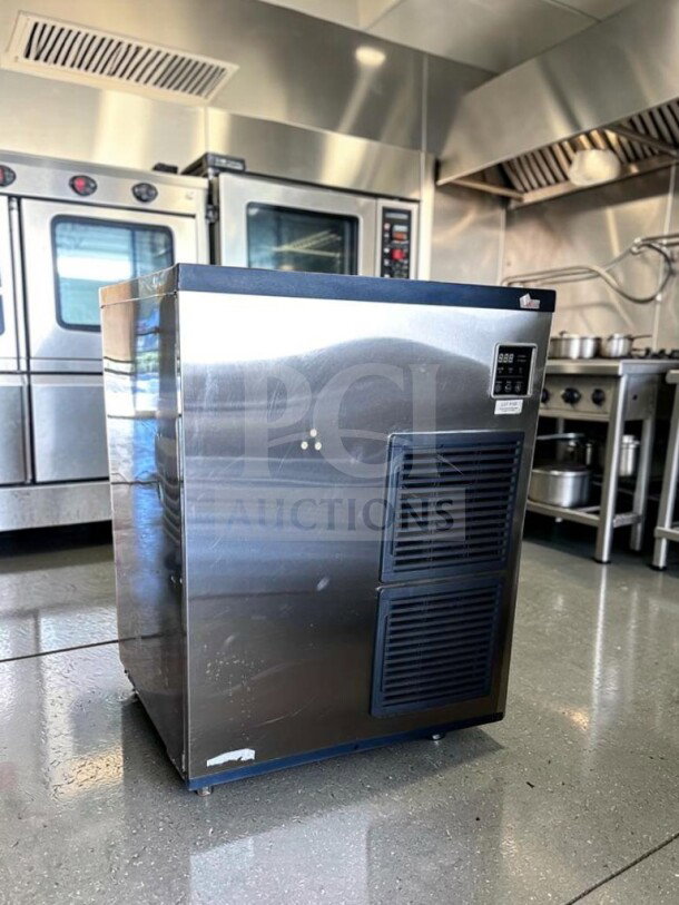 Blue Air BLMI-850A 30" commercial ice machine head, superior condition, 900 lb/day, air-cooled, stainless steel, fully tested.