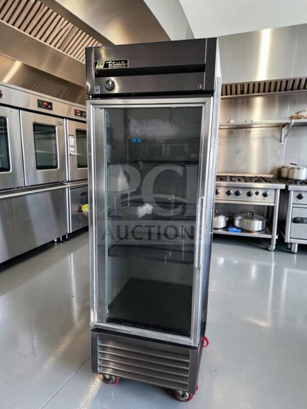 True T-23G-HC~FGD01 27" commercial glass door refrigerator. Flawless condition, fully tested, operational. Model TRU-L-REF-0958.