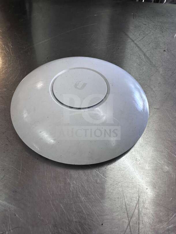 Ubiquiti UniFi UAP-AC-PRO access point, dual band, 1750 Mbps, Gigabit PoE, superior condition, fully tested.