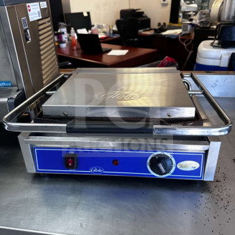Globe GSG1410 Panini Grill, smooth iron plates, 14"x10", superior condition, 120V, fully tested, clear control labels.