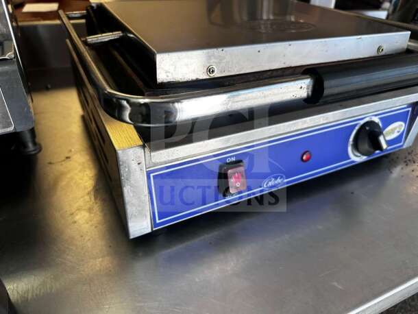 Globe GSG1410 Panini Grill, smooth iron plates, 14"x10" surface, 120V, superior condition, blue control panel with on switch.