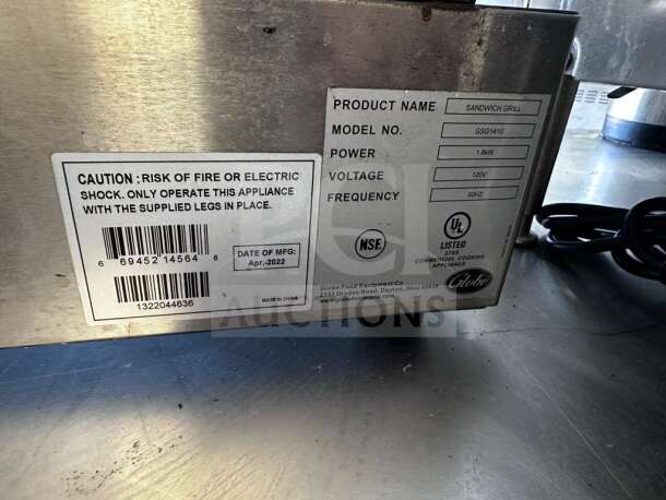 Globe GSG1410 Panini Grill, smooth iron plates, 14"x10" surface, 120V, superior condition, April 2022 manufacture, tested.