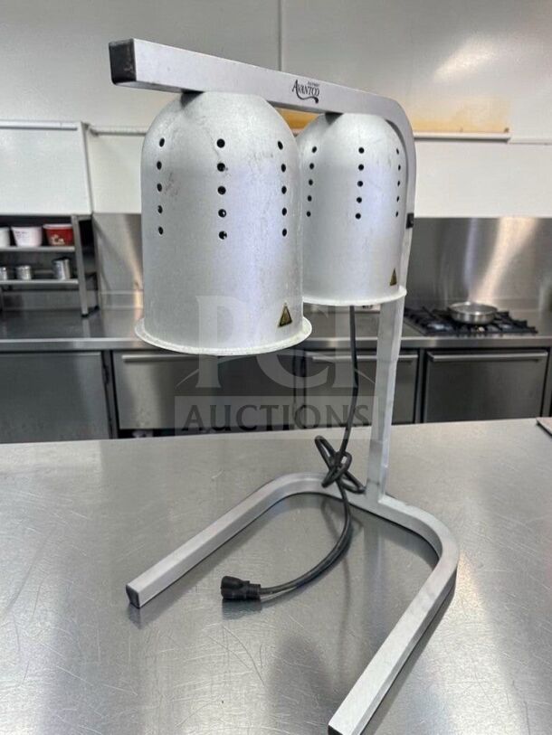 Avantco dual head heat lamp warmer, adjustable stand, model HT-S-LAMP-0961, exceptional condition, fully operational.