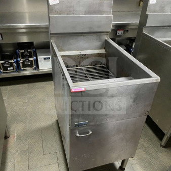 Dean Commercial Gas Fryer in exceptional condition, natural gas model DEN-L-FRY-0059, stainless steel, fully tested working.