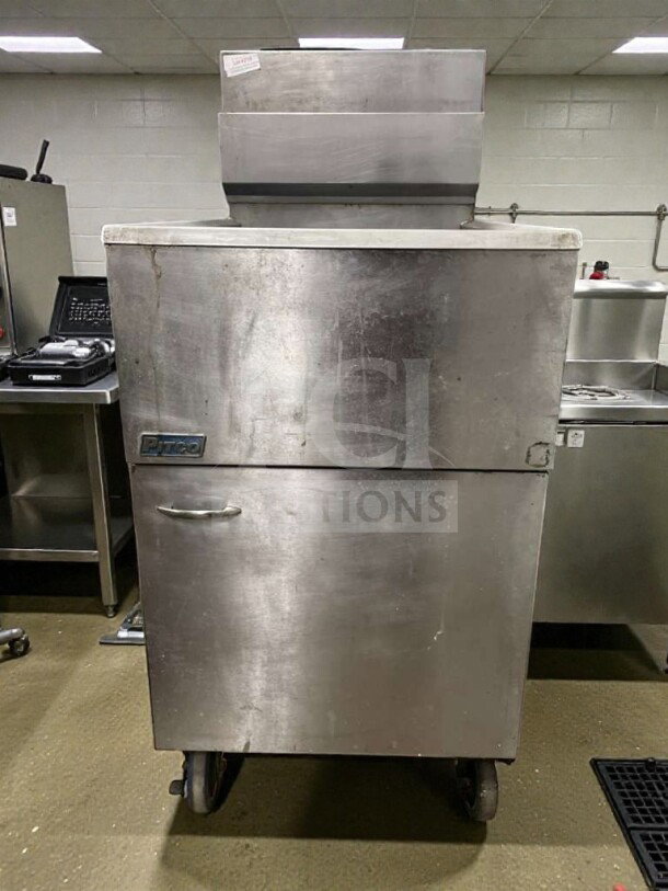 Dean Commercial Gas Fryer in exceptional condition; natural gas, fully tested, model DEN-L-FRY-0059, USA-made.