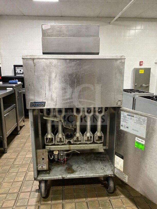 Dean commercial gas fryer in exceptional condition. Natural gas model DEN-L-FRY-0059, fully tested and working.