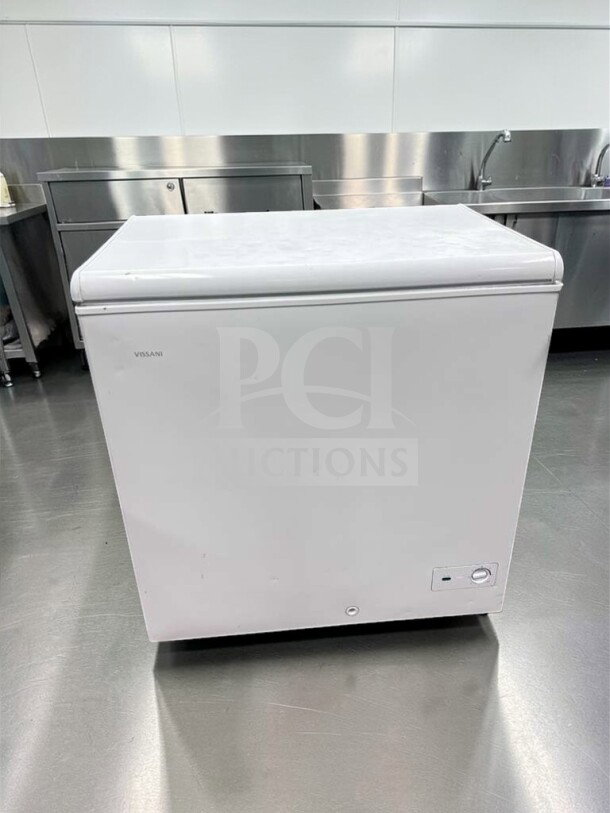 Vissani DCM7QRBWW commercial chest freezer, 7 cu. ft., excellent condition, 115V, UL Listed, fully tested, white exterior.