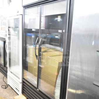 Brand new True TVM-48SL-HC merchandiser cooler, 2 glass doors, 115V, minor scratches, freestanding commercial appliance.