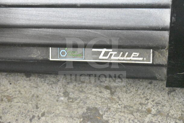 2021 True GDM-49F-HC Merchandiser label, showing "natural refrigerant" and True logo on a textured surface.