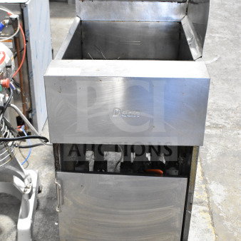 Dean SR162GN Commercial Gas Fryer, 150,000 BTU, countertop model. Used condition, stainless steel surface, visible branding.