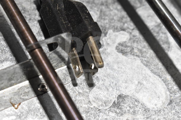 Close-up of a power plug on a Vevor MDC-3 electric 3-bay steam table. Model MDC-3, 120 volts, 1 phase.