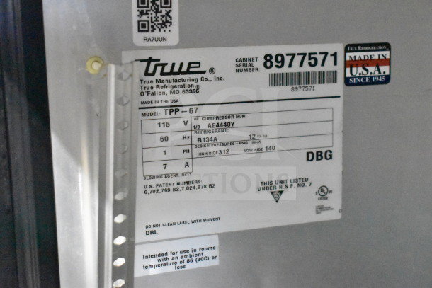 True TPP-67 Commercial Pizza Prep Table label showing model, serial number 8977571, 115 volts, and refrigerant details.