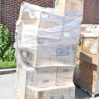 Pallet of 27 brand new, scratch and dent items, including Rubbermaid trash can bases and lids, ingredient bin lid.