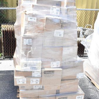 Pallet of 75 brand new scratch and dent items including Carlisle tumblers, bowls, tongs, and lids, wrapped in plastic.