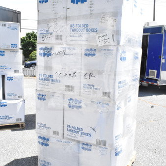 Singer folded takeout boxes, size 6"x4-3/4"x2-1/2", packaged on a pallet. Marked for auction, ideal for bulk purchase.