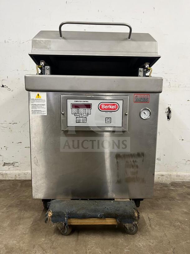 Berkel vacuum packaging machine, very good condition, stainless steel, model with digital control panel and pressure gauge.