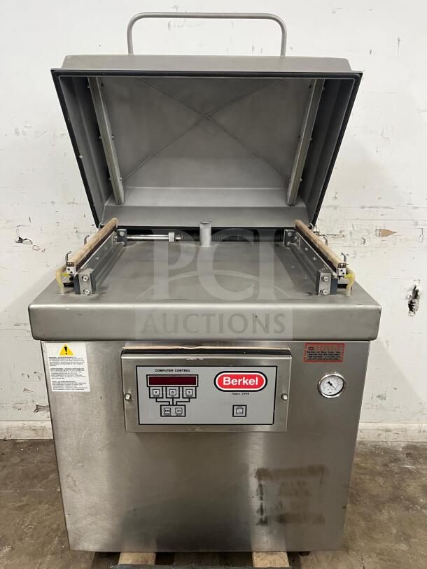 Very Good STEEL Berkel vacuum packaging machine, model vacuum machine. Features control panel, gauge. Excellent condition.