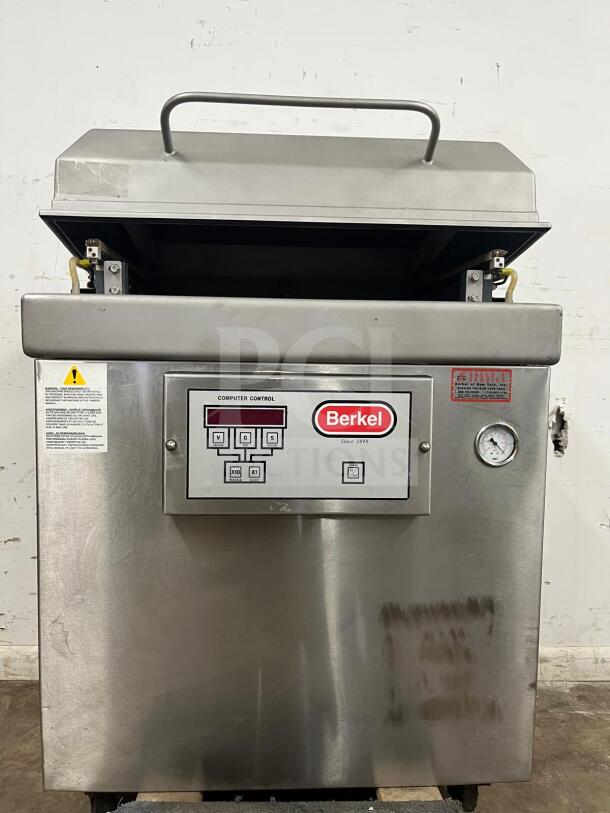 Berkel vacuum packaging machine, model vacuum machine, stainless steel, very good condition, visible control panel and gauges.