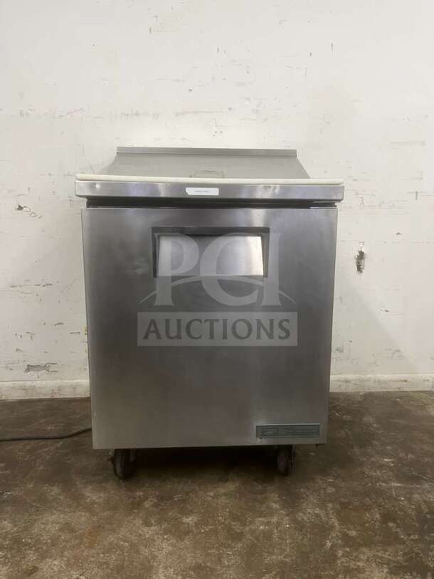 True TSSU-27-08-HC refrigerated sandwich prep table with stainless steel body, right-hinged door, on casters.