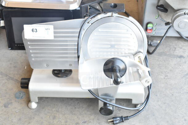 Avantco 177SL309 commercial countertop meat slicer, 110-120 volts, 1 phase; features slicer blade, knobs, power cord; in good condition.