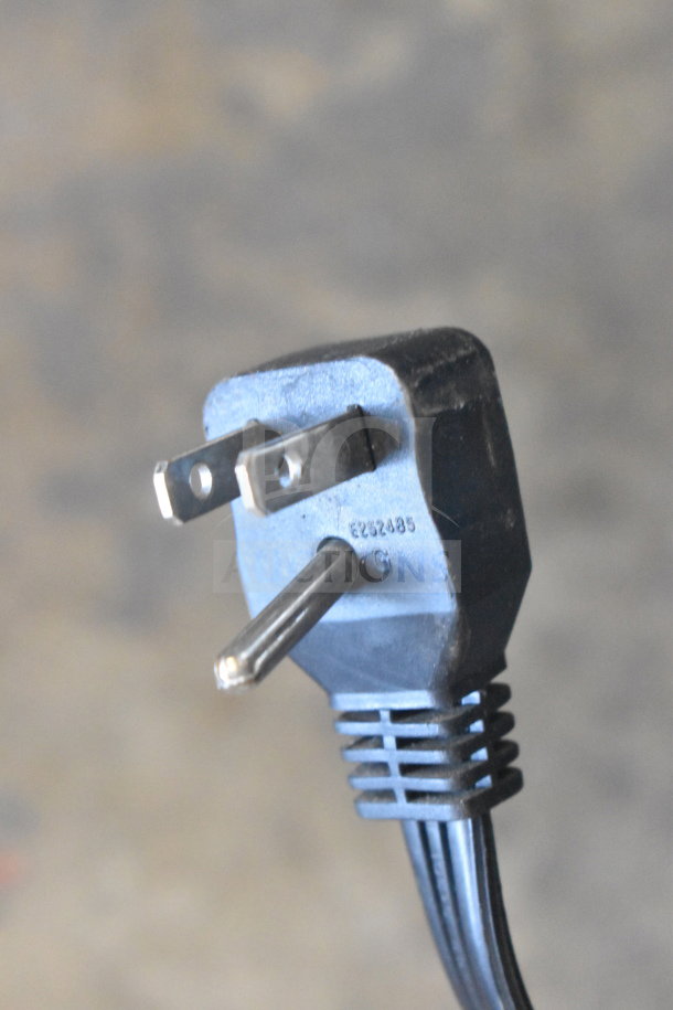 Frigidaire FRT18HS6JW1 power plug for a reach-in cooler with freezer, 115 volts, 1 phase. Plug marked E262485.
