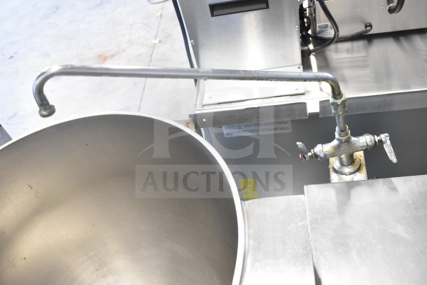Groen T/1-40 commercial 40-gallon steam kettle, propane gas powered with 100,000 BTU, in good condition.