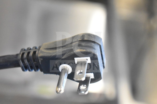 A close-up of a power plug compatible with the Turbo Air CTST-1800-13-N E-Line Countertop Refrigerated Prep Rail, 115 Volts.
