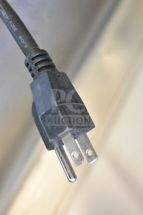 A close-up of a plug for the Winco FW-S600 Countertop Food Warmer, 120 volts, 1 phase.