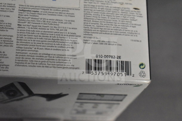 Box for Garmin GPS, includes Nuvi 1350 and Nuvi 1390 models. Contains product info, barcodes, and recycling symbols.