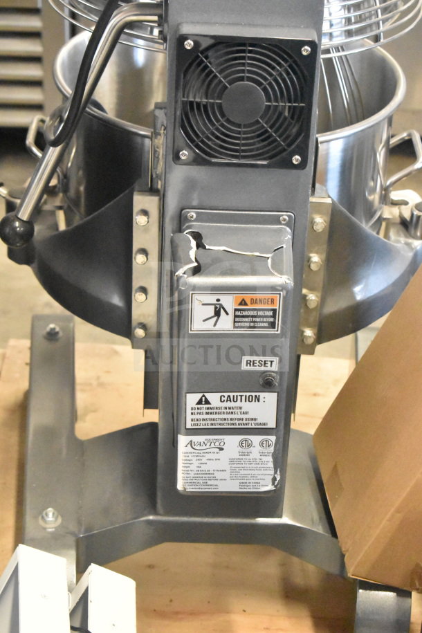 BRAND NEW Avantco 177MX40H 40 Quart Dough Mixer. Includes mixing bowl, bowl guard, and whisk. Scratch and dent condition. 240V.