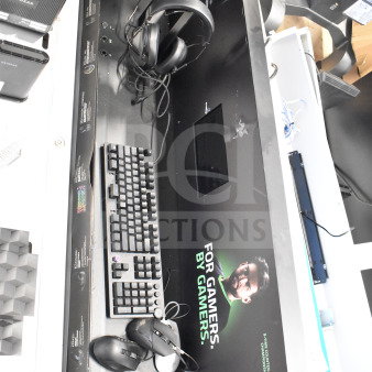 Store display featuring Razer headphones, keyboard, and mouse. Includes Netgear router. Good condition. Marketing text visible.