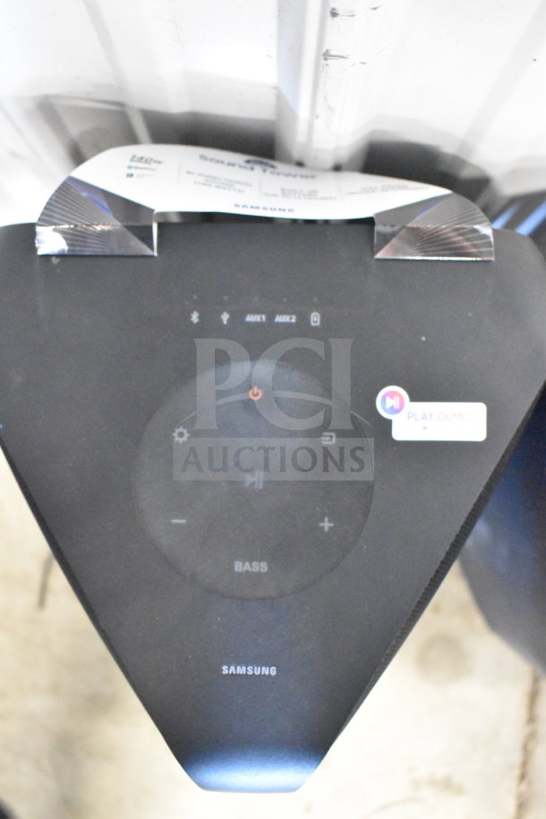 4 auction items, including 2 store displays with Onn speaker and 2 Samsung speakers. Tags visible, indicating demo feature.