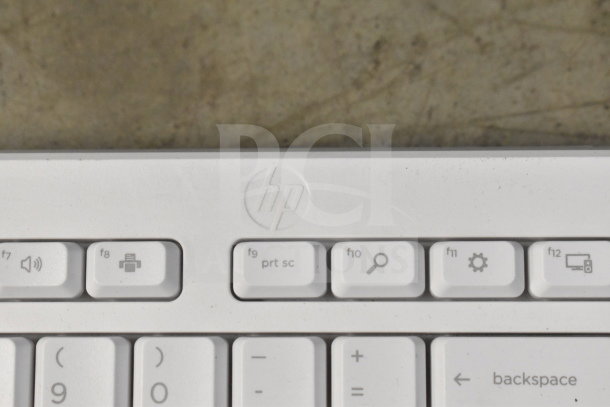 HP keyboard in white with function keys visible, including F9 to F12. Condition appears slightly dusty.