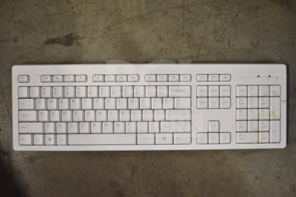 White HP keyboard with minor stains, full QWERTY layout, used condition. Included in auction lot: keyboards, mice, Netgear router.