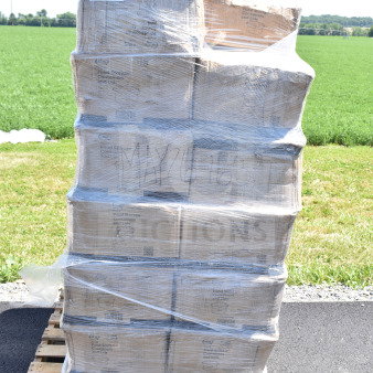 Pallet of 40 new scratch and dent Choice 2 Qt. clear polycarbonate food storage containers with lids in shrink wrap.