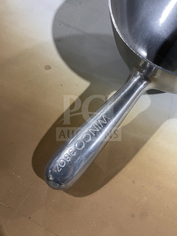 BRAND NEW Winco 38 oz heavy-duty aluminum utility scoop, marked "Winco 38oz" on handle, ideal for commercial use.