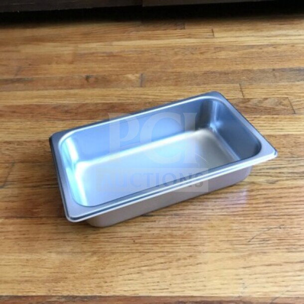 Brand new Thunder Group STPA3142 stainless steel steam table pan, ideal for commercial use, model 24402, pristine condition.