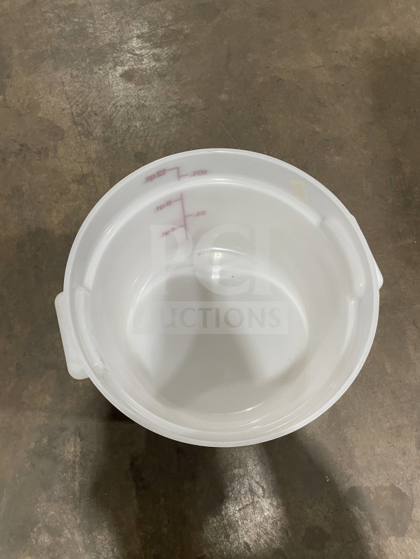 Brand new Cambro 12Qt round storage container, model RFS12148, in natural white with volume markings. Ideal for commercial use.