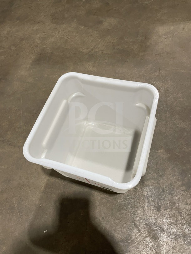 BRAND NEW Crambro 6Qt commercial white polypropylene food storage container, model PLSPT000OPP, square shape.