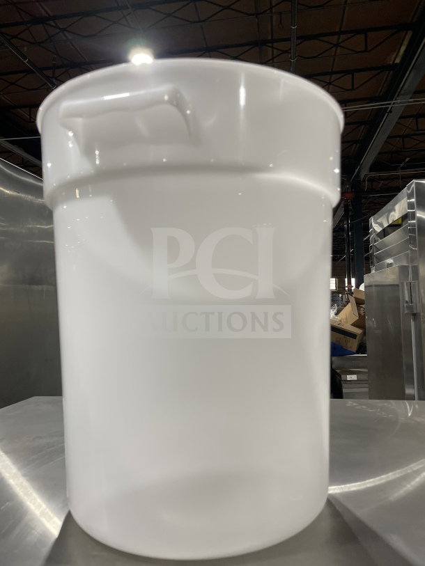 Brand new Cambro 22Qt white polypropylene food storage container with two handles, model RFSS148.