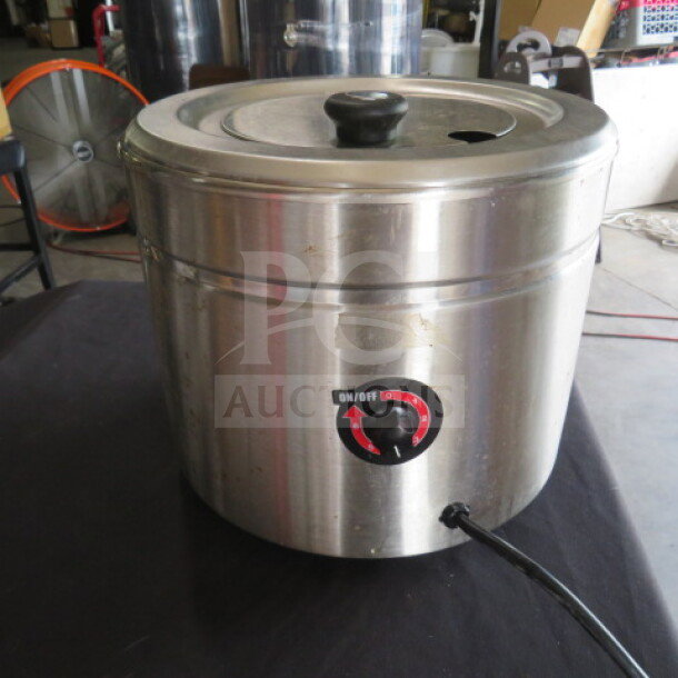 Avantco stainless steel 11 quart warmer, model 177W800, 120 volt, features on/off dial, good condition.