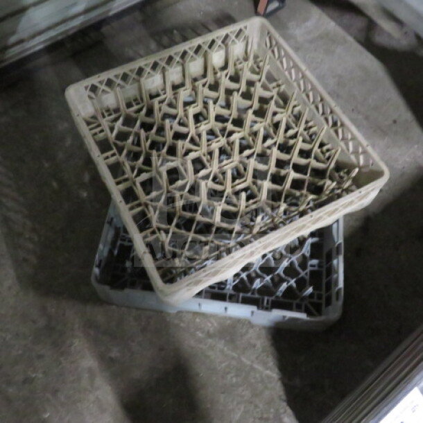 Dishwasher rack with lattice design, beige color, stackable. Used condition, model 2XBID.