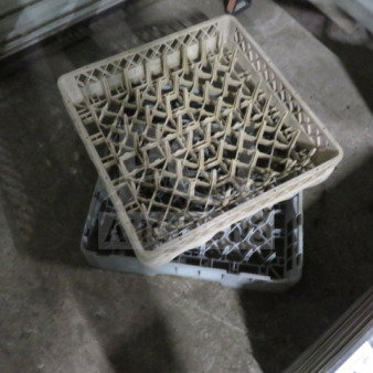 Dishwasher rack with lattice design, beige color, stackable. Used condition, model 2XBID.