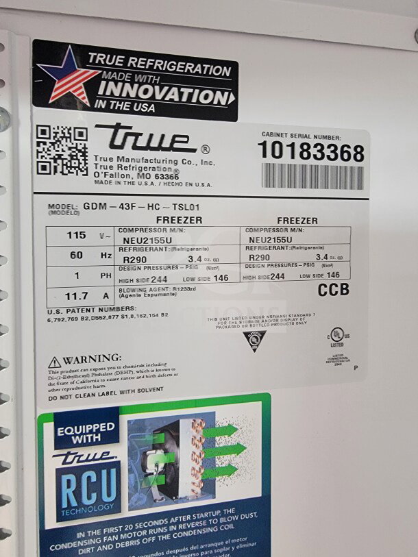 True Refrigeration label shows model GDM-43F-HC~TSL01 specs with serial number 10183368. Includes warning and RCU technology.