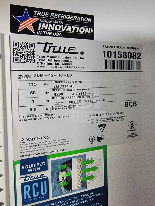 Alt text: Label of True Refrigeration model GDM-45-HC-LD featuring serial number 10158082, 115V, 60Hz, with R290 refrigerant.